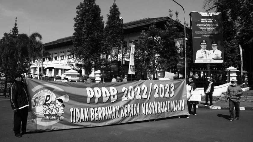Orangtua siswa dari Forum Masyarakat Peduli Pendidikan menggelar aksi unjuk rasa di depan Gedung Sate, Bandung, Jumat (29/7/2022). Para orang tua mengaku anak-anaknya belum bisa meneruskan sekolah di jenjang SMP dan SMA karena tidak bisa masuk PPDB. (Foto: Prima Mulia/BandungBergerak.id)