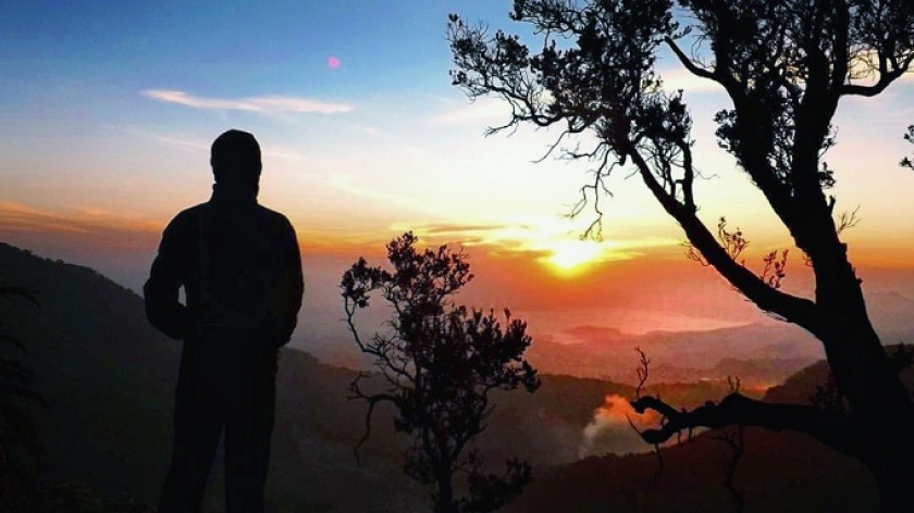 Suasana pagi yang mempesona, ketika matahari terbit di puncak Gunung Tangkuban Parahu, Agustus 2016. (Foto: Gan Gan Jatnika)