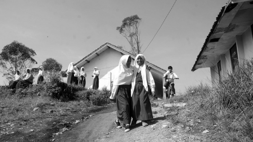 Keterbatasan dan ragam permasalahan yang dihadapi sekolah tidak merenggut kebahagian menuntut ilmu dari wajah para murid SDN 5 Cikidang, Lembang. (Foto: Prima Mulia/BandungBergerak.id)