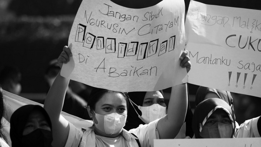 Orangtua siswa dari Forum Masyarakat Peduli Pendidikan menggelar aksi unjuk rasa di depan Gedung Sate, Bandung, Jumat (29/7/2022). Anak-anak mereka belum bisa meneruskan sekolah di jenjang SMP dan SMA karena tidak bisa masuk PPDB. (Foto: Prima Mulia/BandungBergerak.id)