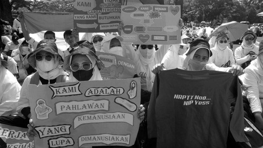 1.500 tenaga kesehatan dan nonkesehatan Fasyankes se-awa Barat menggelar aksi unjuk rasa di depan Gedung Sate, Bandung, Jawa Barat, Jumat (5/8/2022). Para garda terdepan saat pandemi Covid-19 ini menuntut pemerintah mengangkat mereka jadi ASN tanpa persyaratan. (Foto: Prima Mulia/BandungBergerak.id)