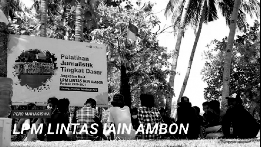 LPM Lintas IAIN Ambon mendapat penghargaan pada malam resepsi AJI 2022. LPM Lintas IAIN Ambon mengungkap kasus kekerasan di kampusnya dan mendapatkan teror hingga upaya kriminalisasi. (Foto via AJI)