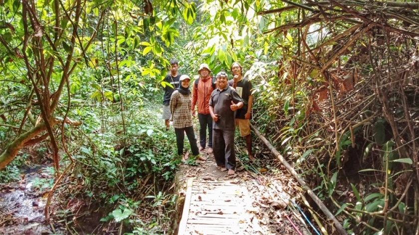 Pendakian tanpa alas kaki alias nyeker menuju puncak Gunung Puncaksalam, bersama teman KPGB dan mahasiswa KKN dari IAIN Sunan Kalijaga Yogyakarta, dipandu oleh Kang Jajat, Agustus 2022.(Foto: Gan Gan Jatnika)