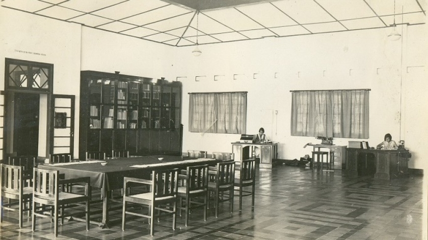 Perpustakaan dan ruang baca di lantai atas Museum Geologi Bandung. (Sumber: De Mijningenieur, No. 1, Januari 1930)