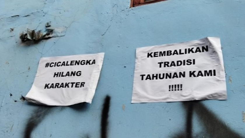 Poster-poster protes bertebaran di Jalan Cikopo, juga di Jalan Dewi Sartika, Cicalengka, Kabupaten Bandung, menjelang perayaan hari ulang tahun kemerdekaan Republik Indonesia, Agustus 2022. (Foto: Nurul Maria Sisilia)