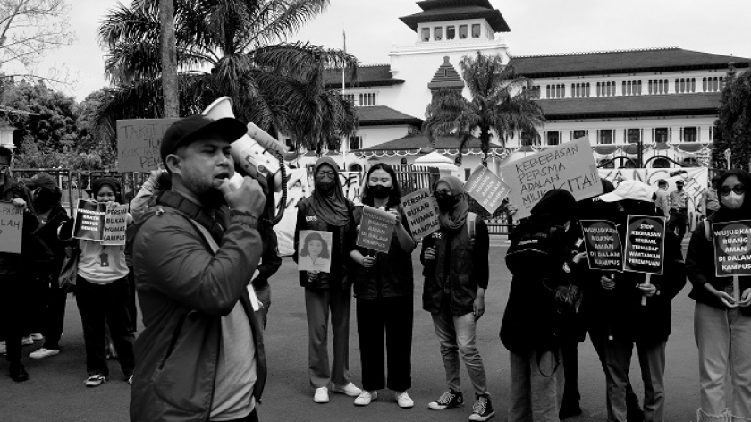 Mahasiswa perwakilan Persma melakukan aksi unjuk rasa terkait 19 pasal bermasalah yang mengancam kebebasan pers dalam draf RKUHP di Bandung, Jawa Barat, Sabtu (20/8/2022). Aksi ini diinisiasi oleh AJI guna mendesak pemerintah untuk mencabut 19 pasal bermasalah dari draf RKUHP versi 4 Juli 2022. (Foto: Reza Khoerul Iman/BandungBergerak.id)