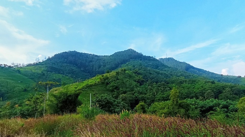 Dari Bumi Perkemahan Serewen, terlihat Gunung Dungusmalati, Pasir Paesan, dan Gunung Serewen, Juni 2022. (Foto: Gan Gan Jatnika)