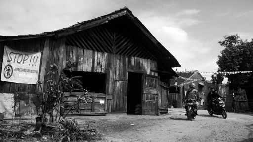 Bangunan tua bekas emplasmen Stasiun Banjaran yang beralih fungsi sebagai Terminal Banjaran, ruang-ruang usaha, warung, dan bengkel. (Foto: Prima Mulia/BandungBergerak.id)