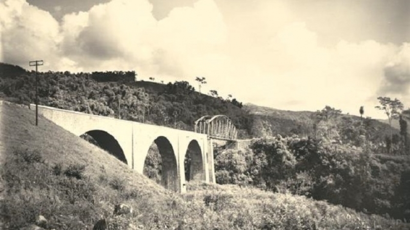 Jembatan kereta antara Soreang dan Tjiwidej di Bandung. Koleksi KITLV 84225 (sumber digitalcollections.universiteitleiden.nl).