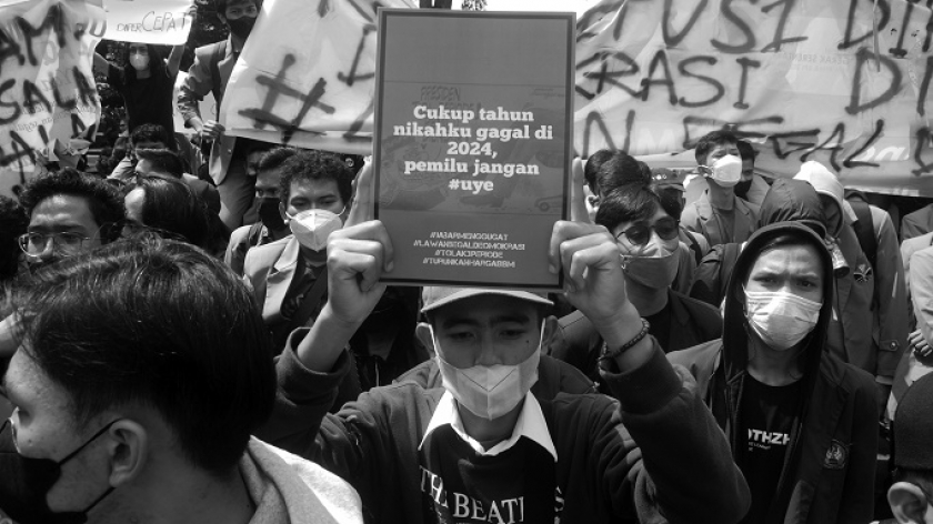 Pemilu 2024 masih 24 bulan lagi, namun kini isunya mulai santer. Pesan politik bertebaran baik di jalan raya maupun yang diusung demonstrans, di Bandung, 2022. (Foto: Prima Mulia/BandungBergerak.id)