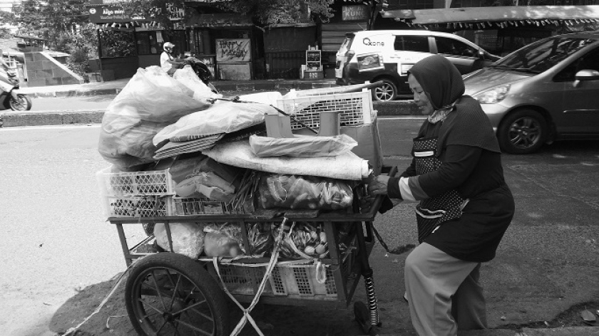 Nanawati, 60 tahun, pedagang di pinggir trotoar Pasar Ancol, Kota Bandung, Sabtu (3/9/2022). Puluhan tahun Nanawati berdagang dari pasar ke pasar sebagai tulang punggung keluarga. (Foto: Sherani Soraya Putri/BandungBergerak.id)