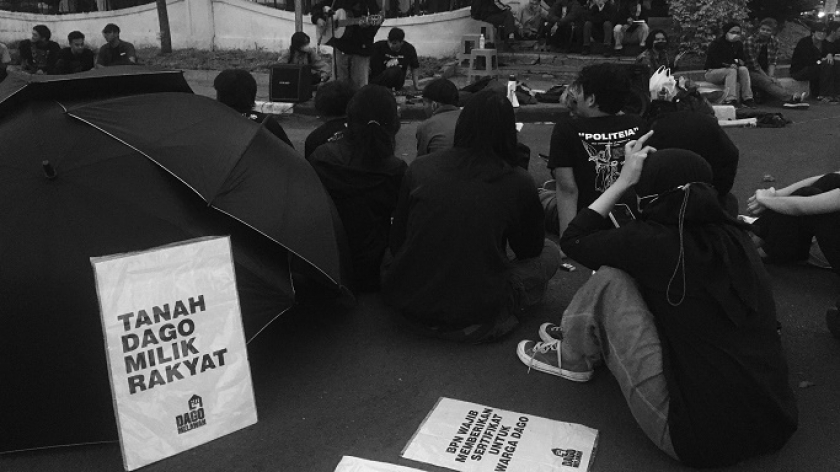 Massa menyerukan pembelaan tanah Dago Elos untuk rakyat pada Aksi Kamisan Bandung, di depan Gedung Sate, Kamis (21/7/2022). (Foto: Awla Rajul/BandungBergerak.id) 