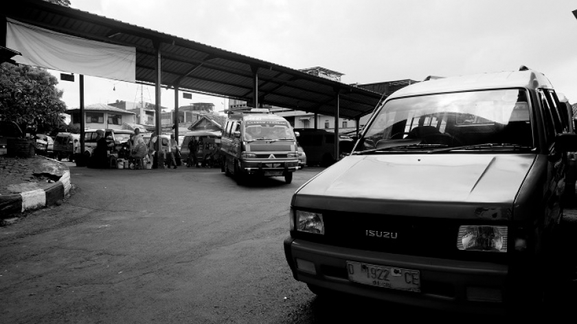 Angkot jurusan Margahayu Ledeng menunggu penumpang di Terminal Ledeng, Kota Bandung, Selasa (9/6/2022). Para sopir angkot paling terpukul akibat kebijakan pemerintah menaikan harga BBM subsidi. (Foto: Reza Khoerul Iman/BandungBergerak.id)*