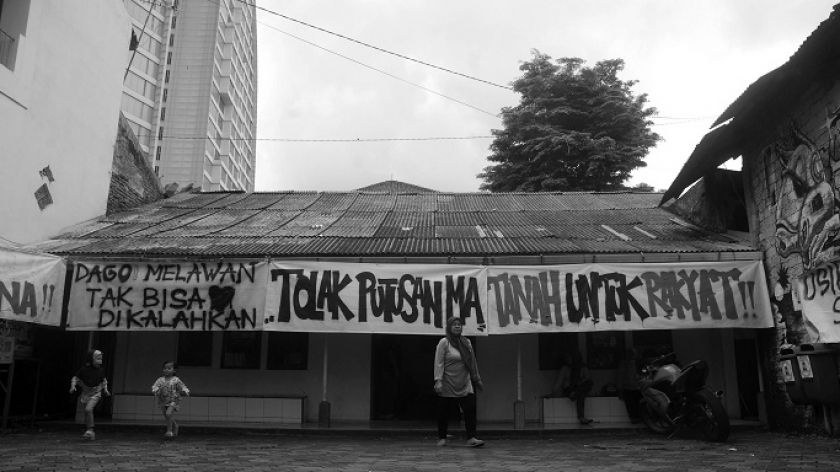 Warga dan anak-anak di depan spanduk perlawanan Dago Elos, Bandung, Selasa (30/6/2022). Tanah Dago Elos dahulu tanah milik kolonial, sekarang milik rakyat yang menempatinya. (Foto: Prima Mulia/BandungBergerak.id)