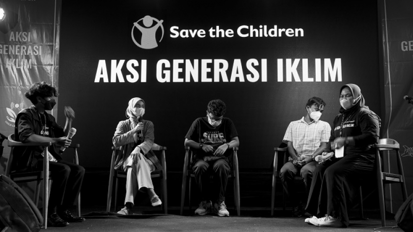 Diskusi film tentang perubahan iklim bersama Nabila Ishma (kedua kiri) pendiri Metamorfosa, Ardian Parasto (tengah) mentor, dan Iqbal Kusumadirezza (kedua kanan) perwakilan AJI Bandung di Hafa Warehouse, Bandung, Minggu (11/9/2022). (Foto: Virliya Putricantika/BandungBergerak.id)