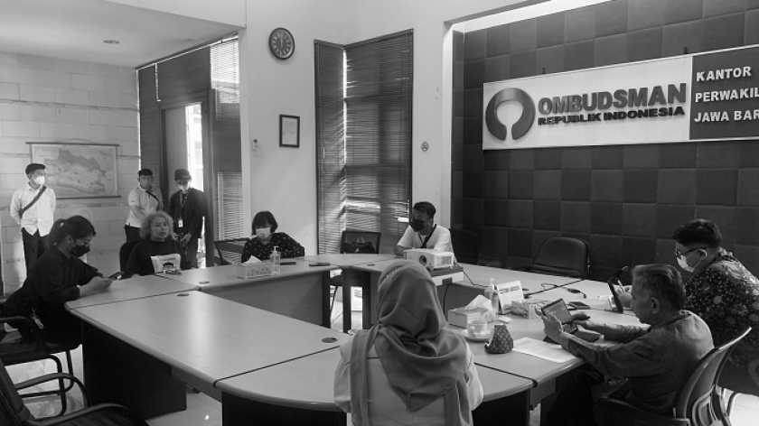 Pertemuan warga Tamansari di Kantor Ombudsman Republik Indonesia Jawa Barat, Jalan Kebon Waru Utara, Kota Bandung, Senin (12/9/2022). Ombudsman Jawa Barat memanggil perwakilan Pemkot Bandung terkait laporan dugaan maladministrasi penggusuran rumah deret Tamansari. (Foto: Emi La Palau/BandungBergerak.id)