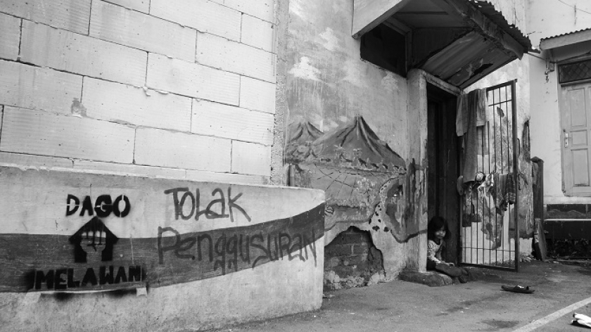 Grafiti di Dago Elos, Bandung, menyuarakan perlawanan terhadap gugatan ahli waris dan pengembang, 30 Juni 2022. Warga Dago Elos terus menghidupkan ruang-ruang kehidupan mereka untuk mempertahankan tanah. (Foto: Prima Mulia/BandungBergerak.id)