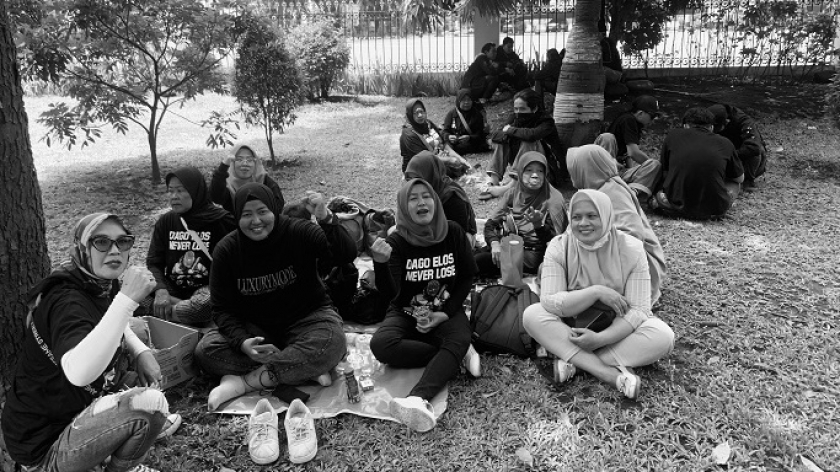Warga Dago Elos di halaman Markas Polda Jabar, Jalan Soekarno-Hatta, Bandung, Rabu (21/9/2022). Warga Dago Elos bersama tim kuasa hukum dari LBH Bandung melaporkan dugaan tindak pidana pemalsuan dokumen oleh ahli waris yang mengklaim tanah Dago Elos. (Foto: Emi La Palau/BandungBergerak.id)