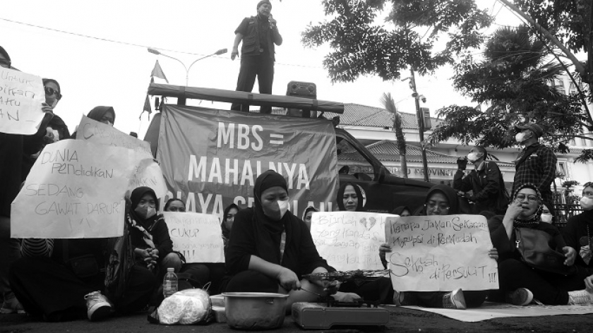 Warga dari Forum Masyarakat Peduli Pendidikan membentang poster saat aksi unjuk rasa di depan DPRD Jawa Barat di Bandung, Kamis (22/9/2022). Mereka memprotes mahalnya biaya pendidikan di SMA/SMK. (Foto: Prima Mulia/BandungBergerak.id)