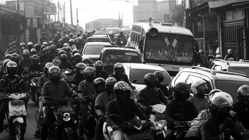 Pemudik maupun komuter terjebak macet dampak dari aktivitas di pos penyekatan larangan mudik di Cibiru, Bandung, 7 Mei 2021. (Foto: Prima Mulia/BandungBergerak.id)