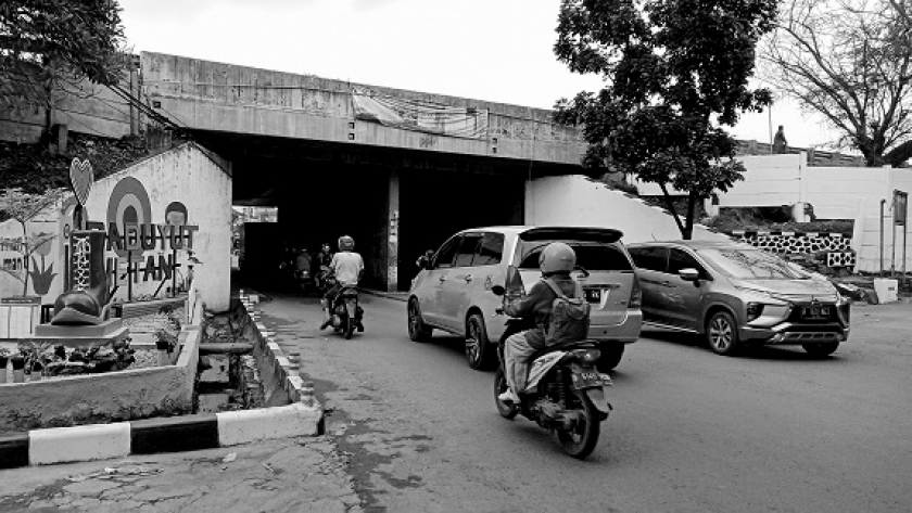 Terowongan Cibaduyut, Jalan Raya Cibaduyut, Kota Bandung, Kamis (6/10/2022). Kolong jembatan tol ini kerap dilanda banjir kala musim hujan. (Foto: Reza Khoerul Iman/BandungBergerak.id)