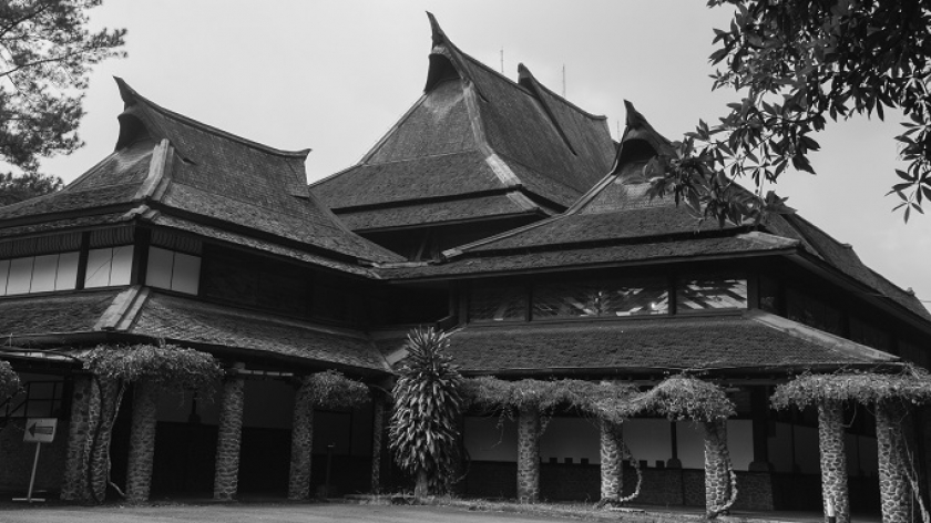 Aula Timur ITB, yang dengan Aula Barat membentuk sumbu ke arah Gunung Tangkubanparahu, menghadirkan suasana teduh dan sejuk bagi keseluruhan lingkungan kampus. (Foto: Virliya Putricantika/BandungBergerak.id) 