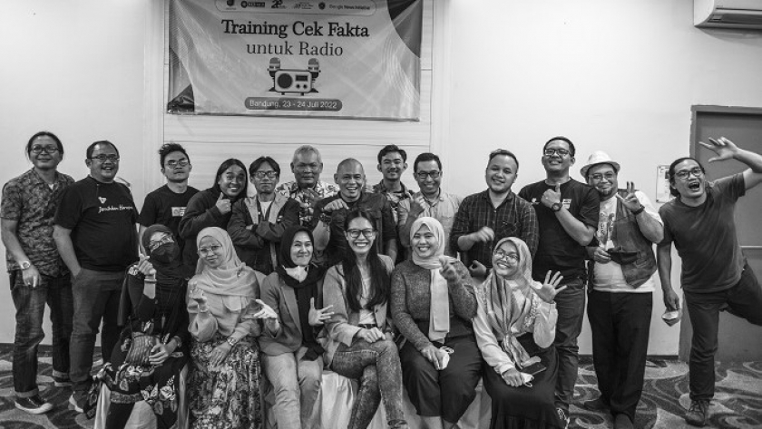 Belasan jurnalis radio peserta pelatihan cek fakta oleh AJI Bandung berfoto bersama, Minggu (24/7/2022). Usai dari pelatihan, mereka diharapkan mampu mempraktikkan kerja menangkal hoaks di komunitas masing-masing. (Foto: Iqbal Kusumadireza/AJI Bandung) 