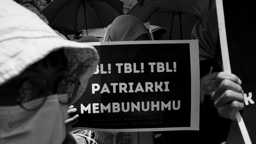 Sejumlah aktivis memperingati International Womens Day di Kota Bandung, Selasa (8/3/2022). Masa yang tergabung dalam Persatuan Rakyat untuk Pembebasan Perempuan menyatakan sejumlah tuntutan, salah satunya penegakan hukum atas tindakan kekerasan seksual dan menghapuskan budaya patriarki. (Foto: Virliya Putricantika/BandungBergerak.id)