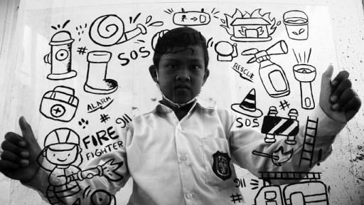 Yusuf Maulana, salah satu siswa di Rumah Singgah FreshKidsCare, bercita-cita ingin menjadi pemadam kebakaran. (Foto: Prima Mulia/BandungBergerak.id)