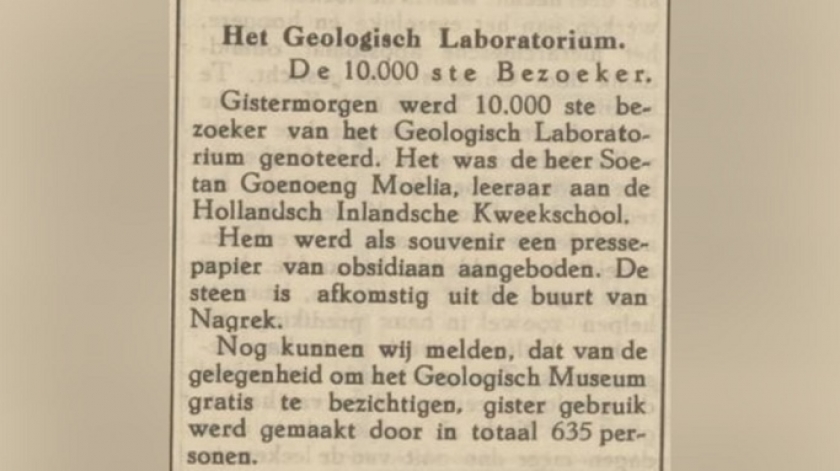 Soetan Goenoeng Moelia menjadi pengunjung Museum Geologi ke-10.000 pada 26 Desember 1934. (Sumber: De Koerier, 27 Desember 1934)