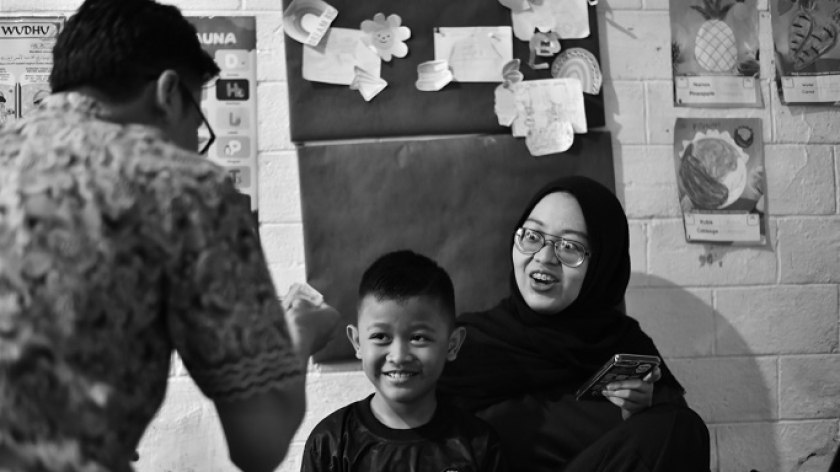 Interaksi murid dan pengajar di Rumah Belajar Gartala di Gang Sarimanis II, Nomor 112, Sarijadi, Bandung, 2022. Rumah belajar ini memberikan pelajaran gratis pada murid-murid yang terkendala mahalnya biaya pendidikan. (Foto: Dini Putri Rahmayanti)