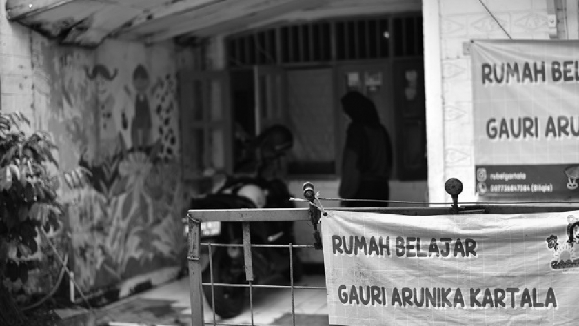 Rumah Belajar Gartala di Gang Sarimanis II, Nomor 112, Sarijadi, Bandung, 2022. Rumah belajar ini memberikan pelajaran gratis pada murid-murid yang terkendala mahalnya biaya pendidikan. (Foto: Dini Putri Rahmayanti)*