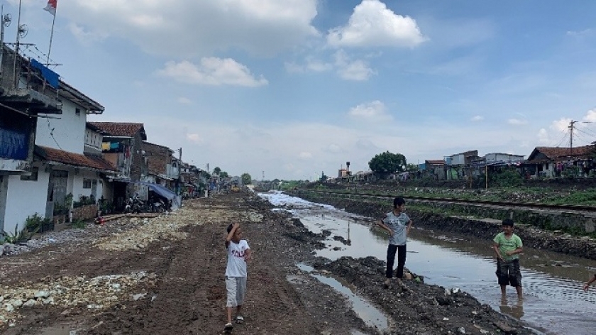 Lanskap bangunan-bangunan rumah warga yang disulap menjadi tanah lapang pasca penertiban proyek pembangunan PT. KAI, Kelurahan Sukapura, Kiaracondong, kota Bandung. Oktober 2022. (Foto: Ryan Zulkarnaen/Penulis)