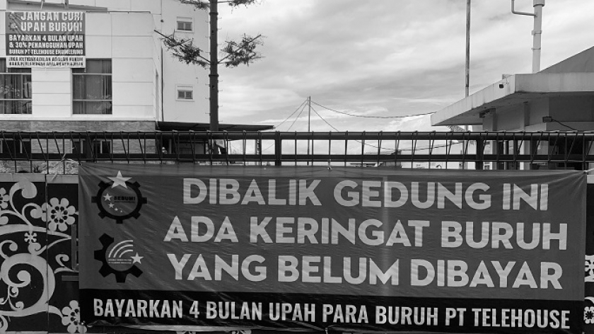 Buruh memasang spanduk dan poster tuntutan di gedung perusahaan PT Telehouse Engginering, Jalan AH. Nasution, Ujung Berung, Kota Badung, Jumat (11/11/2022). Buruh menuntut pembayaran upah. (Foto: Emi La Palau/BandungBergerak.id)