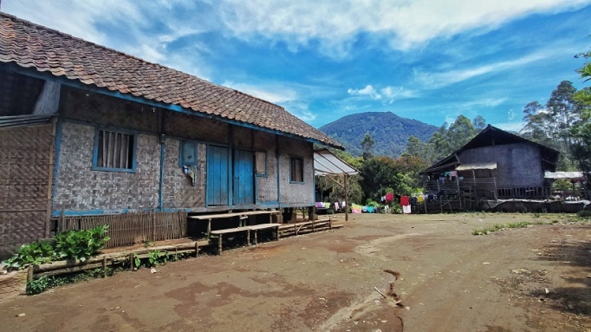 Salat satu sudut Kampung Pangli, yang tumbuh dari permukiman pegawai kebun kina di era kolonial Hindia Belanda, menyajikan pemandangan Gunung Bukittunggul sebagai latar di kejauhan, Maret 2021. (Foto: Gan Gan Jatnika)