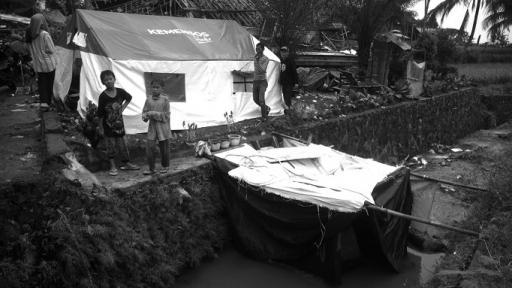 Dalam situasi darurat akibat gempa, banyak warga kesulitan mengakses air bersih dan sanitasi sehingga membuat mereka rentan terpapar penyakit. (Foto: Prima Mulia/BandungBergerak.id)