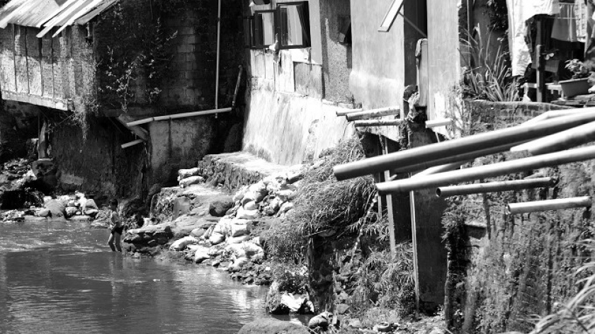 Sungai Cikapundung kerap disebut sebagai septic tank raksasa karena cemaran bakteri E.coli. Unicef melansir data 70 persen dari 20.000 sumber air minum rumah tangga di Indonesia tercemar limbah tinja. (Foto: Prima Mulia/BandungBergerak.id)