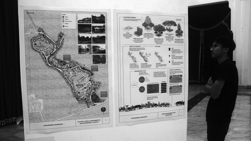 Pengunjung melihat desain salah satu pemenang sayembara desain hutan Perhutana. (Foto: Prima Mulia/BandungBergerak.id)