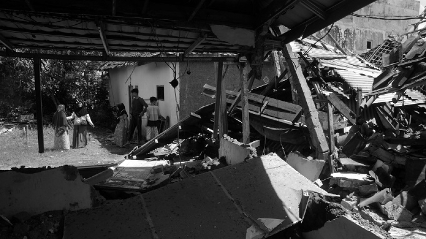 Dampak gempa bumi yang mengguncang Cianjur, 22 November 2022. Ribuan rumah rusak oleh gempa bumi ini, ratusan orang meninggal dunia, dan belasan ribu orang mengungsi. (Foto: Prima Mulia/BandungBergerak.id)