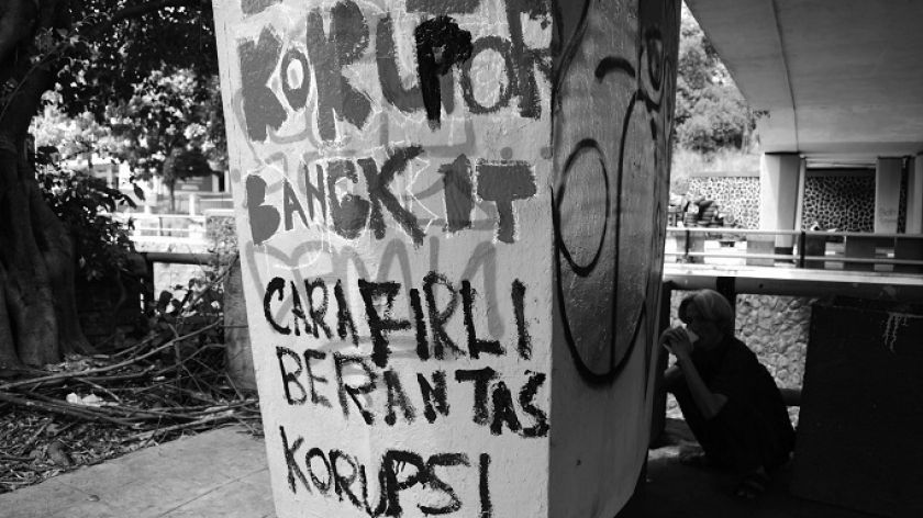 Grafiti di salah satu sudut Kota Bandung berisi kritik pada penguasa, 31 Agustus 2021. Di Bandung sempat tumbuh komunitas hippies antikemapanan. (Foto: Prima Mulia/BandungBergerak.id) 