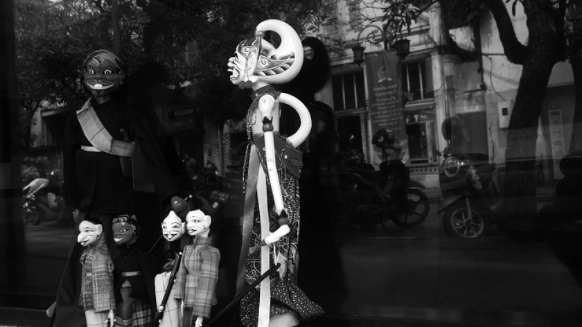 Wayang golek menjadi salah satu aksesoris yang dijual di Jalan Braga. Warga Kampung Braga banyak yang bermatapencaharian berdagang. (Foto: Prima Mulia/BandungBergerak.id)