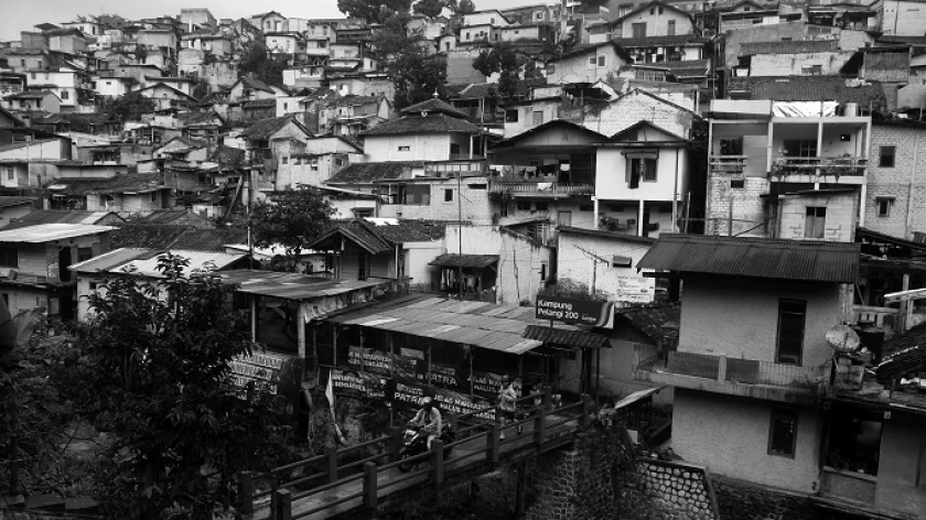 Permukiman padat penduduk di Bandung, 6 November 2022. Bandung memiliki masalah lingkungan yang serius. (Foto: Prima Mulia/BandungBergerak.id)