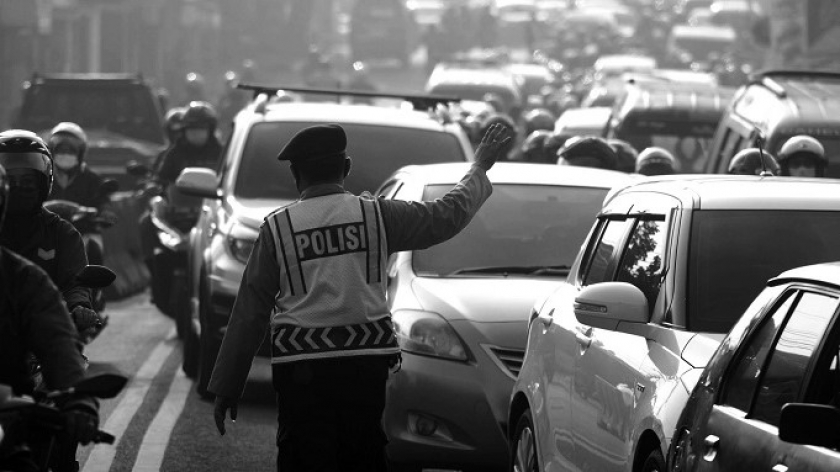 Polisi berusaha menguraikan kemacetan di pos penyekatan larangan mudik di Cibiru, Bandung, Jawa Barat, 7 Mei 2021. (Foto: Prima Mulia/BandungBergerak.id)