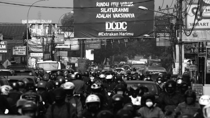 Suasana kepadatan lalu lintas pada mudik Lebaran 2021 di jalan nasional di Cibiru, Bandung, Jawa Barat, 7 Mei 2021. (Foto: Prima Mulia/BandungBergerak.id)