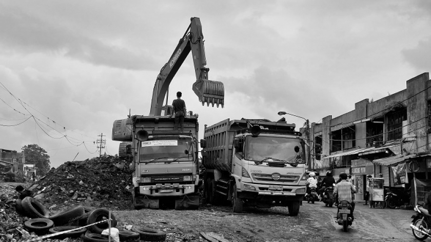 Alat berat sedang mengangkat puing-puing bangunan di lokasi proyek Flyover Ciroyom, Bandung, Rabu (4/1/2022). (Foto: Awla Rajul/BandungBergerak.id)