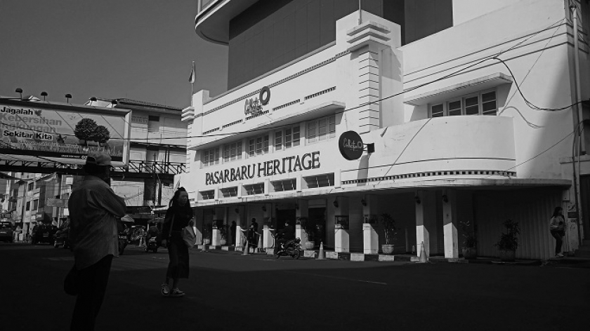 Warga berjalan kaki menyeberangi jalan menuju bangunan Pasarbaru Heritage, Bandung, Kamis (15/4/2021). Keberadaan Pasarbaru turut mewarnai riwayat panjang masyarakat Tionghoa di Bandung. (Foto: Prima Mulia)