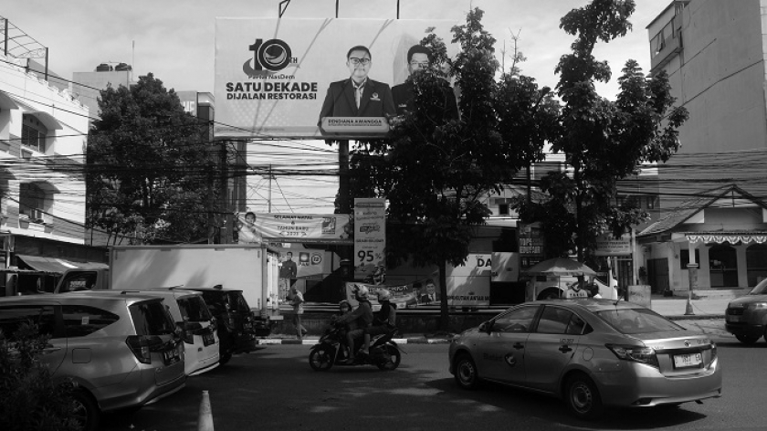 Reklame Partai Nasdem memuat penggunaan bahasa Indonesia yang keliru, terpampang tepat di depan pintu utara Stasiun Bandung, Jalan Kebon Kawung, Kota Bandung, Rabu (4/1/2023). (Foto: Prima Mulia/BandungBergerak.id)