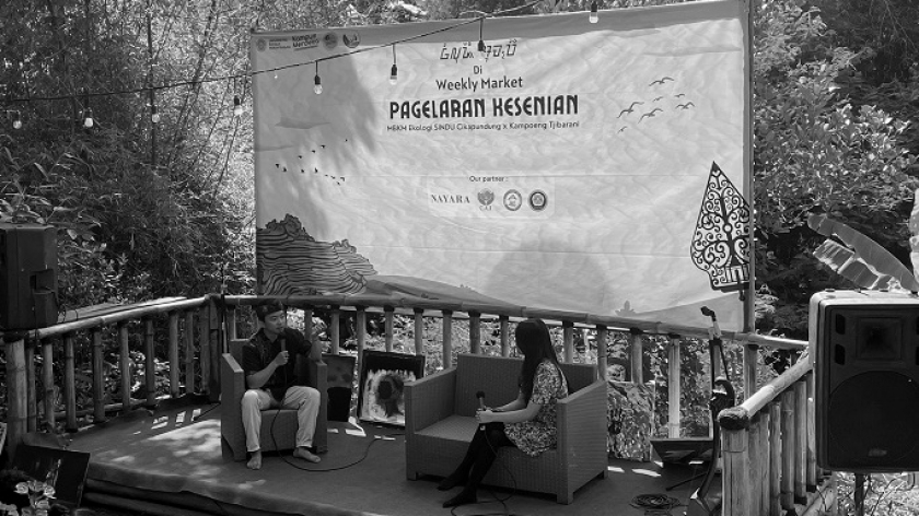 Diskusi Weekly Market: Pagelaran Seni di Kampung Cibarani, Kota Bandung, Minggu (08/01/2023). Diskusi menyoroti pencemaran sungai di Bandung. (Foto: Delpedro Marhaen/BandungBergerak.id)