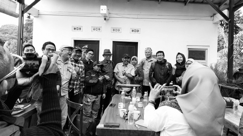 Narasumber dan peserta diskusi Menelisik Potensi Gempa Bandung Raya bersama Bandung Mitigasi Hub dan Desa Cotta di Desa Dotta Café, Cimenyan, Kabupaten Bandung, Selasa (10/1/2023). (Foto: Awla Rajul/BandungBergerak.id)