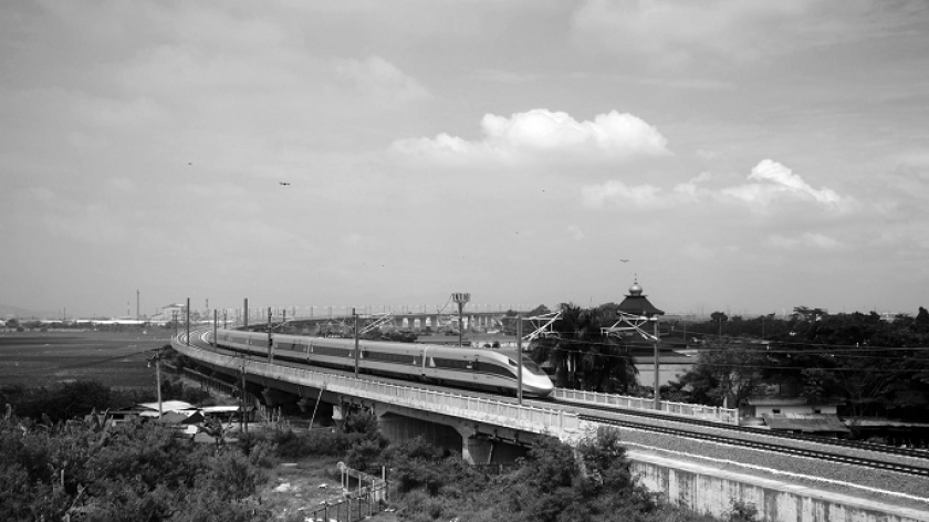 Kereta cepat Jakarta Bandung di Stasiun Tegalluar, Kabupaten Bandung, Jawa Barat, saat menjalani uji dinamis sebagai bagian dari showcase untuk Joko Widodo dan Xi Jinping,16 November 2022. (Foto: Prima Mulia/BandungBergerak.id)